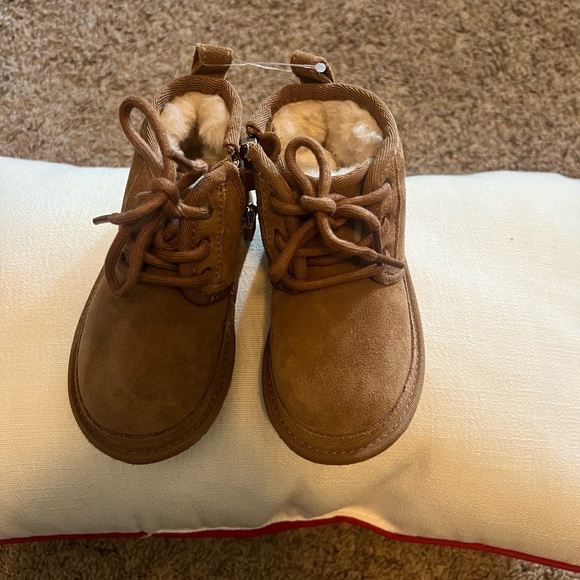 UGG Brown Boots with Soft Suede Material and Ankle Height - Picture 3 of 9